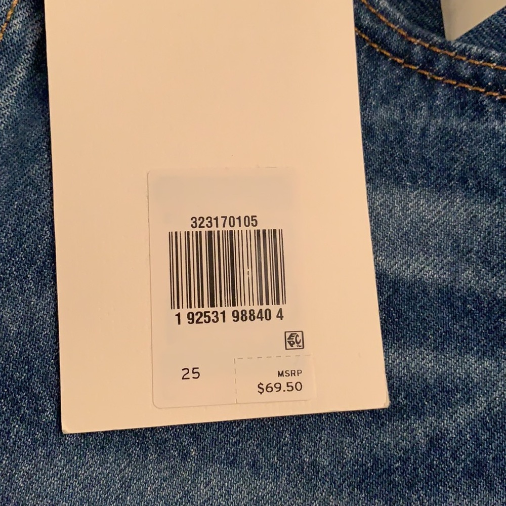 Levi’s Premium Mid Rise Shorts - Picture 2 of 4